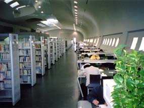 航空機のような書架