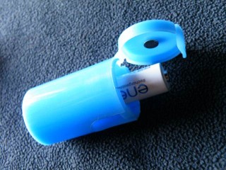 上蓋から eneloop を挿入